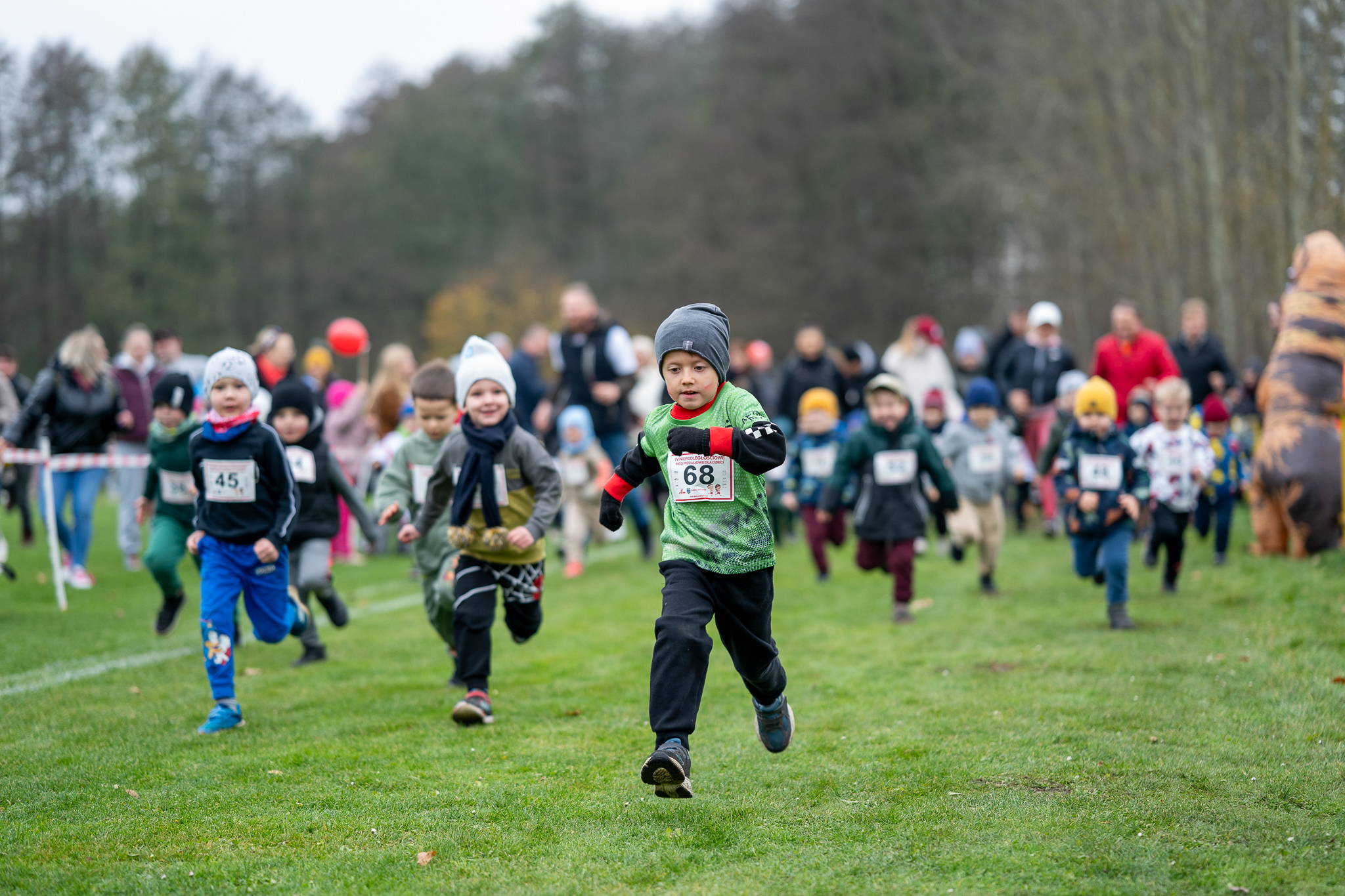 IV Niepodległościowe Biegi Przełajowe w Dobrej – patriotyzm i radość w obiektywie