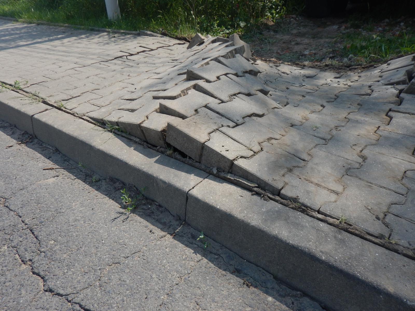Niszczenie chodnika