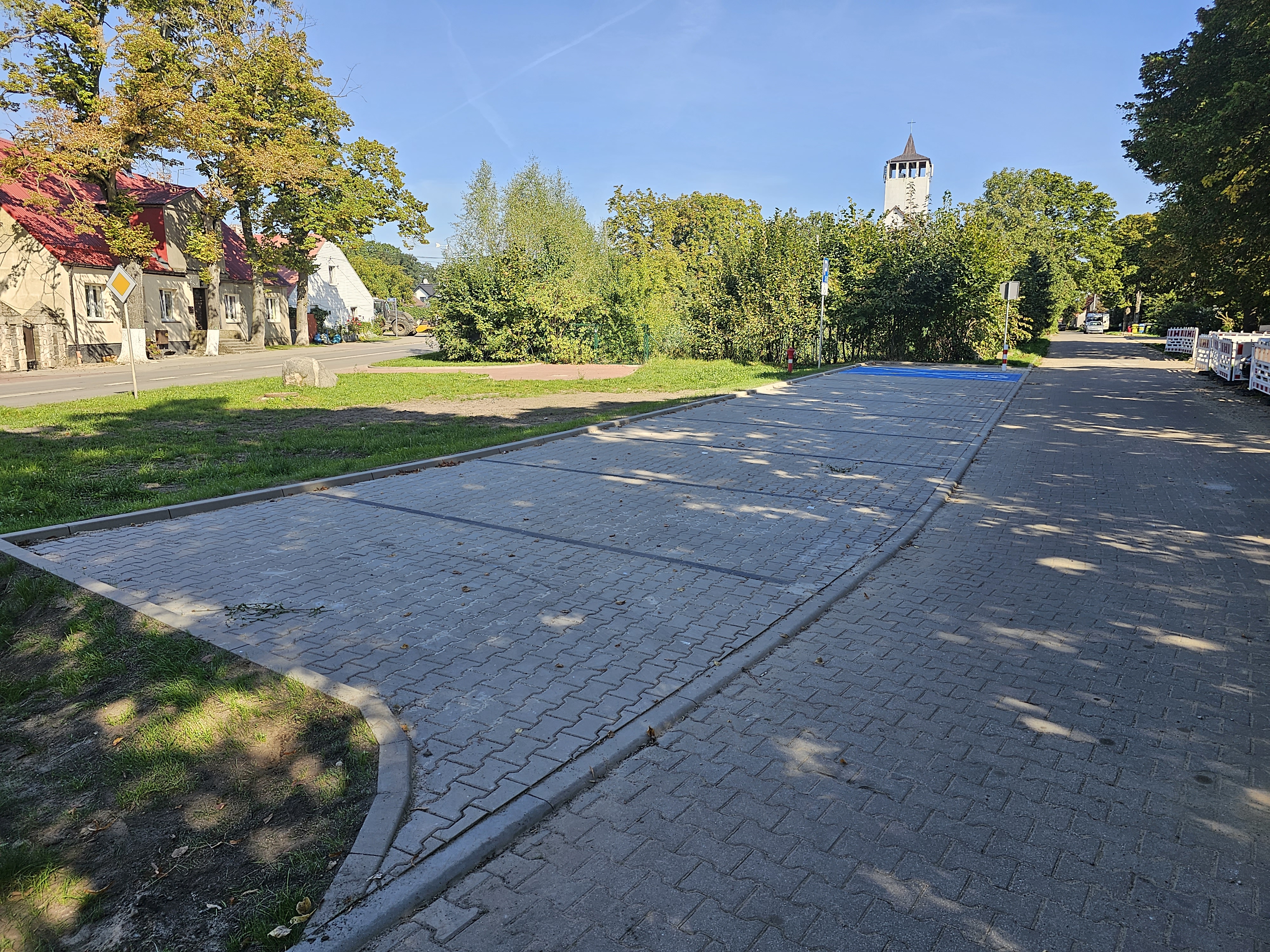 Budowa parkingu przy basenie p.poż. w Dołujach