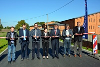 Uroczyste przecięcie wstęgi na nowo wybudowanej drodze