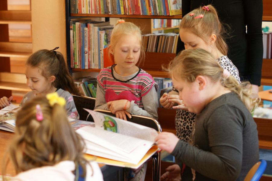 Biblioteczne spotkania z dziećmi