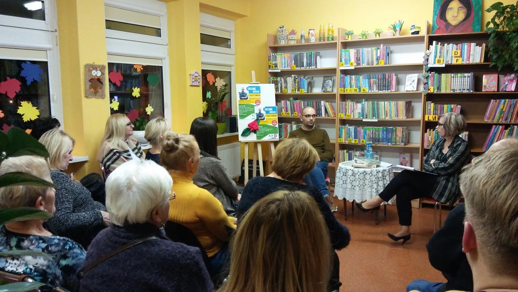 Filip Springer w bibliotece w Dołujach
