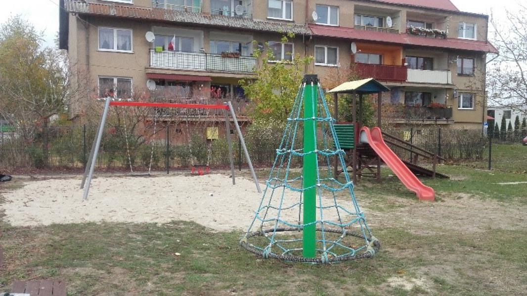 Nowe urządzenia na placach zabaw w Gminie Dobra 