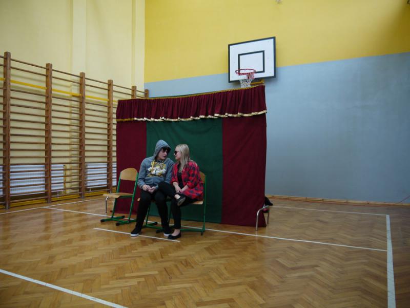 Relacja ze spektaklu profilaktycznego w Szkole Podstawowej w Dołujach