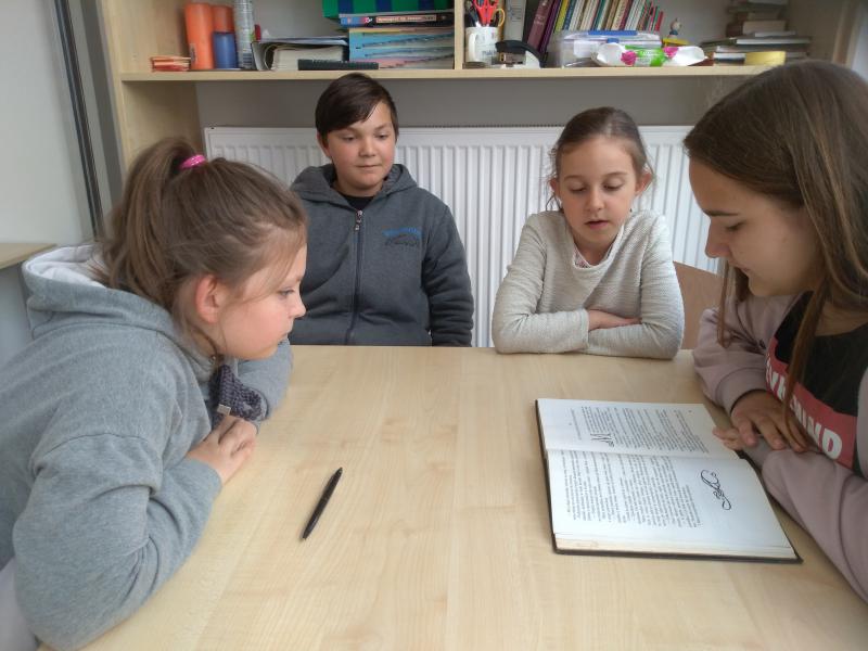 Poniedziałkowe czytanie w świetlicy w Buku