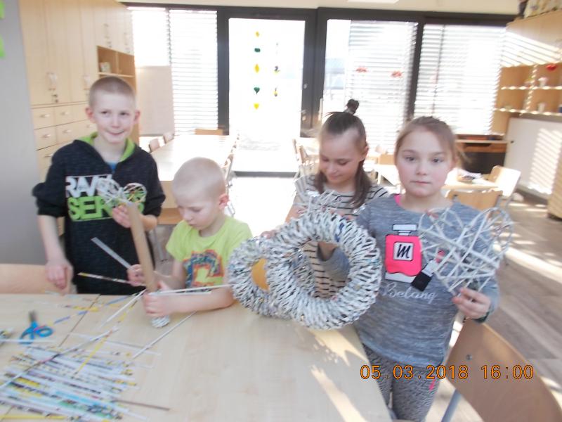 Zajęcia z wykonywania wikliny papierowej w Świetlicy w Buku
