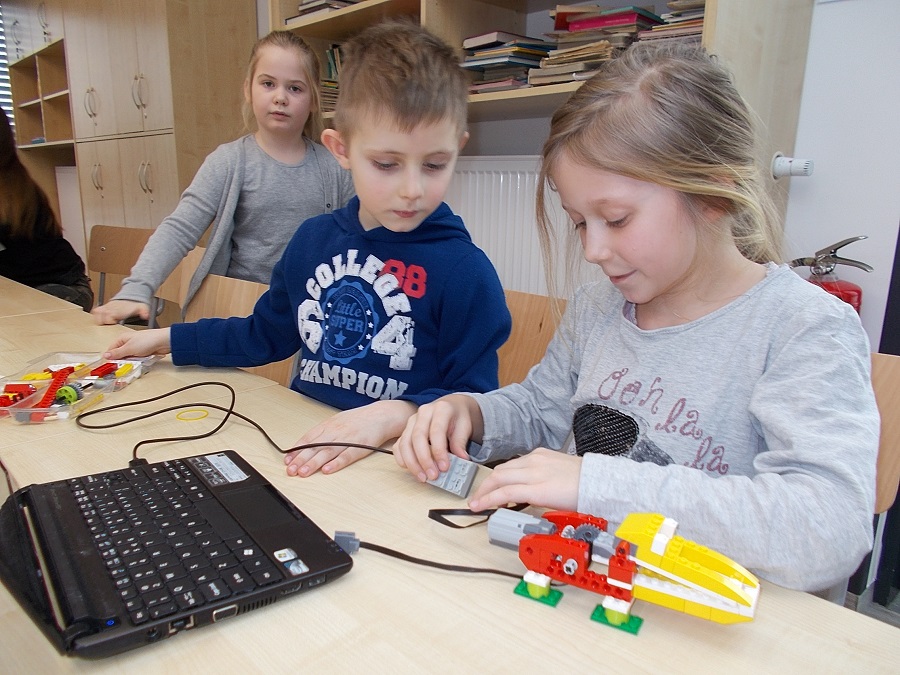 Zajęcia z lego w świetlicy w Grzepnicy