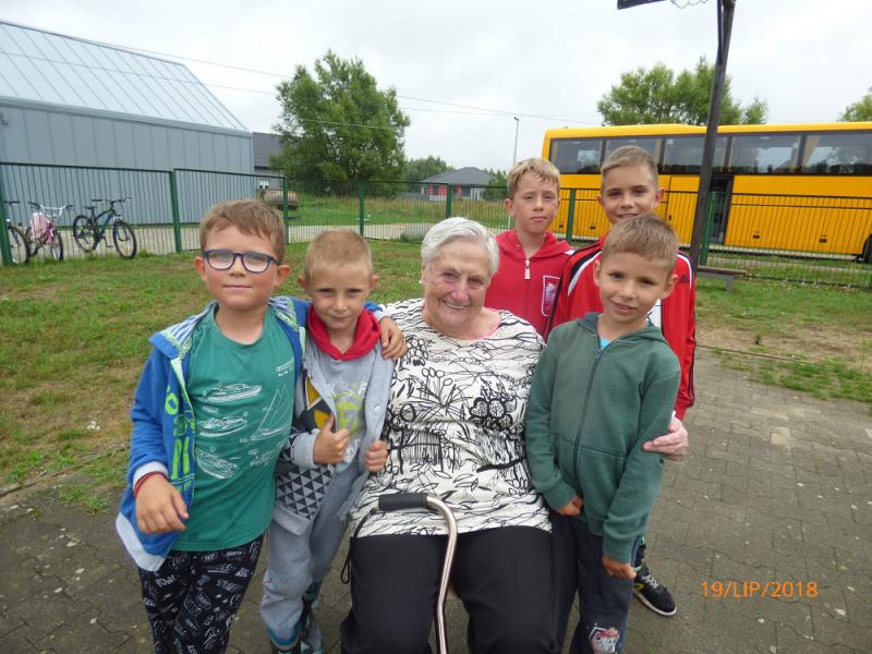 Fotorelacja z wizyty seniorów i przedszkolaków w Świetlicy Wiejskiej w Grzepnicy