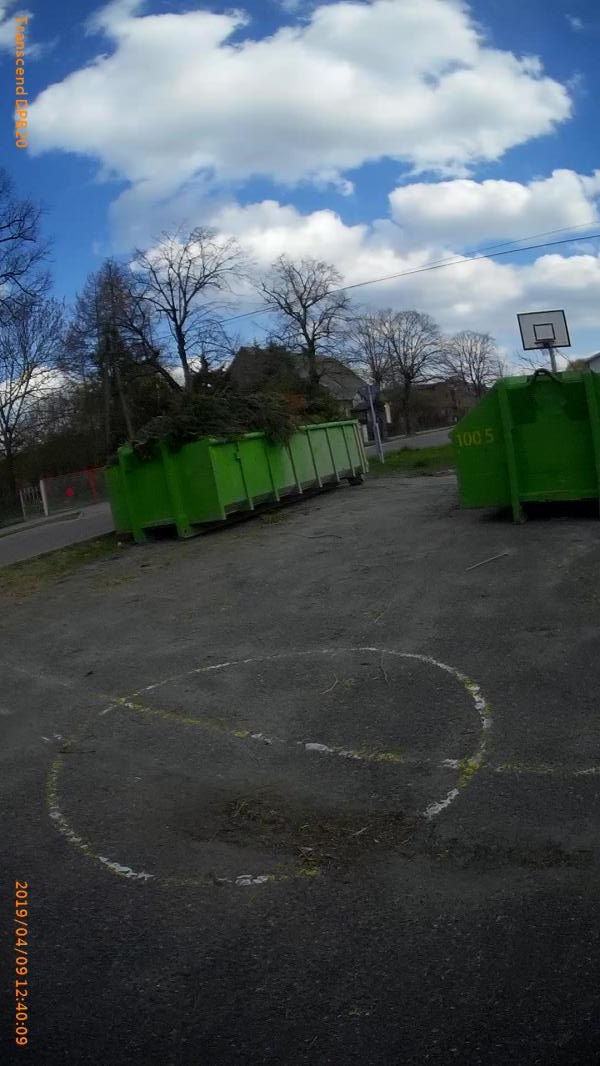 Podrzucanie odpadów zielonych do kontenerów
