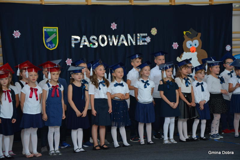 Pasowanie na pierwszoklasistów w szkole w Bezrzeczu