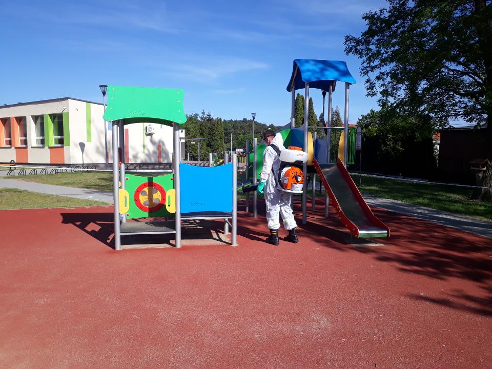 Informacja o korzystaniu z placów zabaw