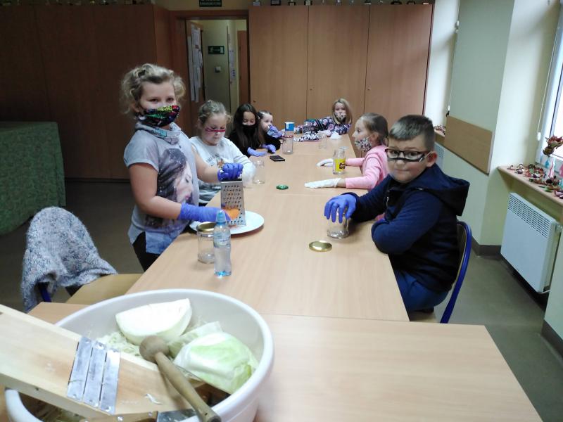 Tradycja kiszenia kapusty w klubie w Rzędzinach