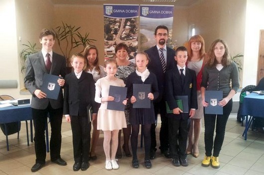 Wręczenie stypendium Wójta Gminy Dobra dla uczniów szczególnie zdolnych za osiągnięcia w roku szkolnym 2012/2013