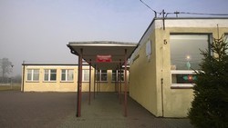 Podpisanie umowy na rozbudowę szkoły w Dobrej