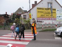 Opiekun przy przejściu przez jezdnię przy szkole w Bezrzeczu