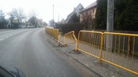 Uszkodzenie barierki w Dołujach