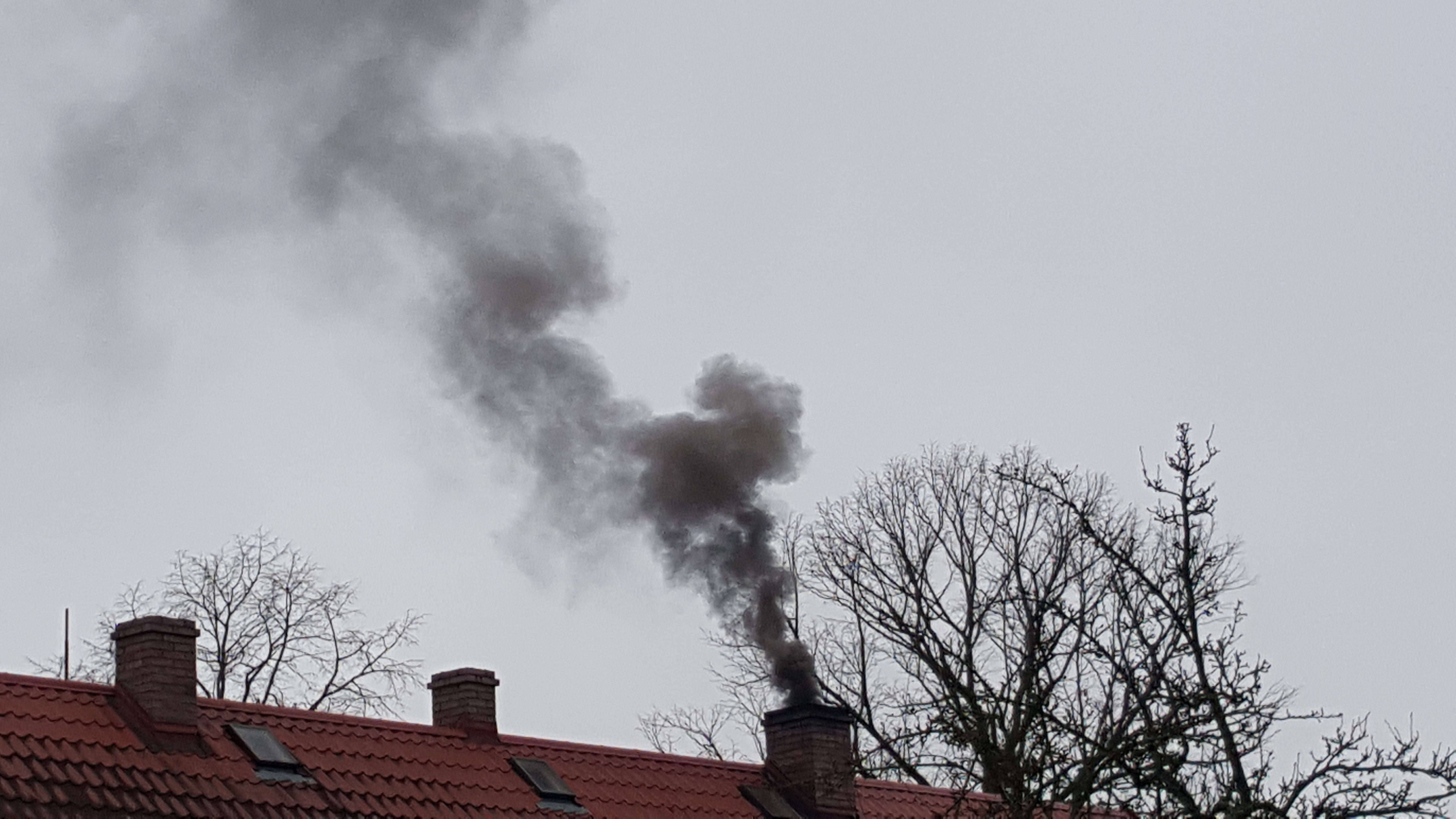 Dym z komina - czy świadczy o spalaniu odpadów ?