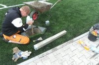 Montaż piłkochwytów na boisku Orlik 2012 w Dobrej